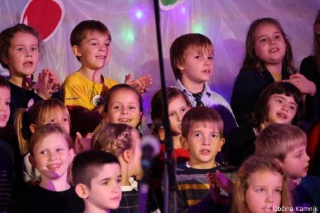 Miklavžev koncert na Osnovni šoli Toma Brejca napolnil telovadnico do zadnjega kotička (44)